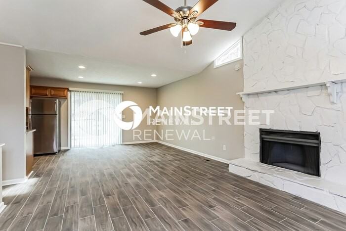 8905 Daerwater Dr - Photo 4 of 17