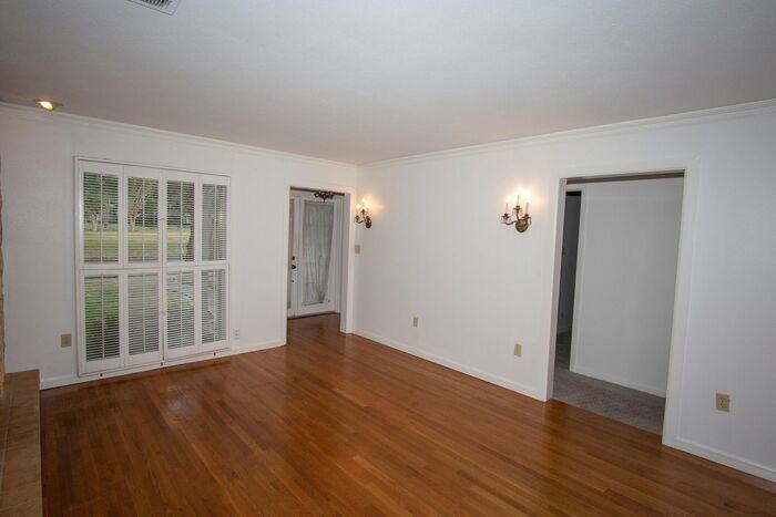 601 Shady Lane Dr - Photo 2 of 20