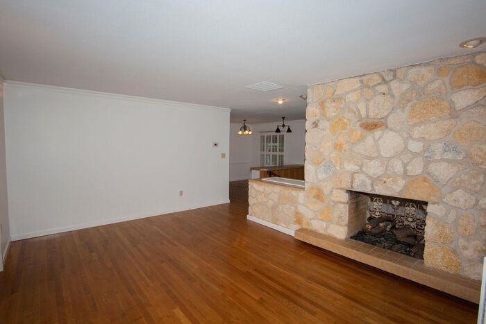 601 Shady Lane Dr - Photo 3 of 20