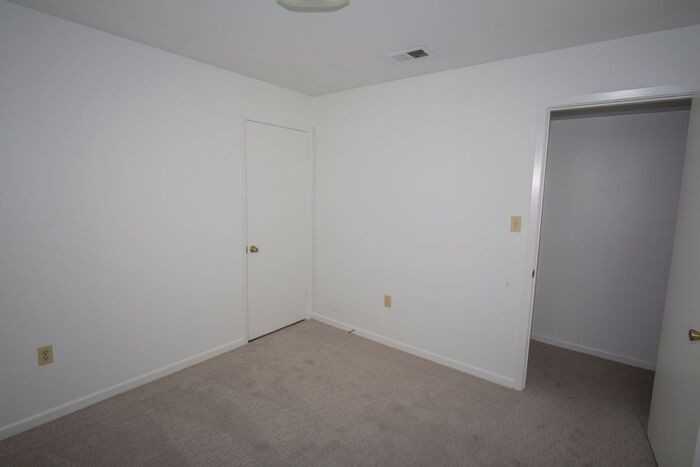 601 Shady Lane Dr - Photo 5 of 20