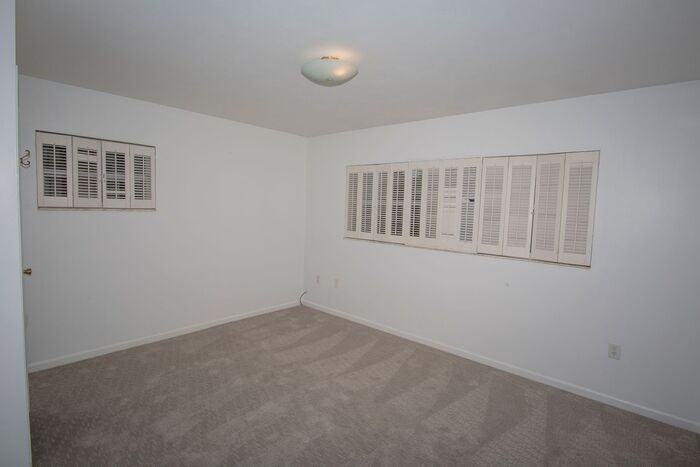 601 Shady Lane Dr - Photo 6 of 20