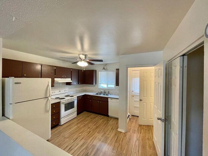 1714 E 16th St - Photo 4 of 16