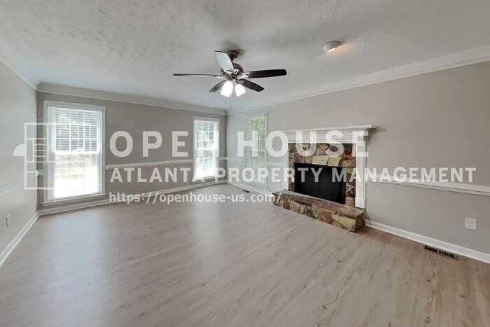 385 Deerwood Dr - Photo 4 of 24
