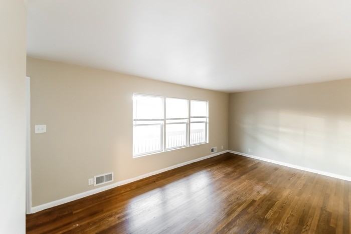 1533 Heron Dr - Photo 4 of 12