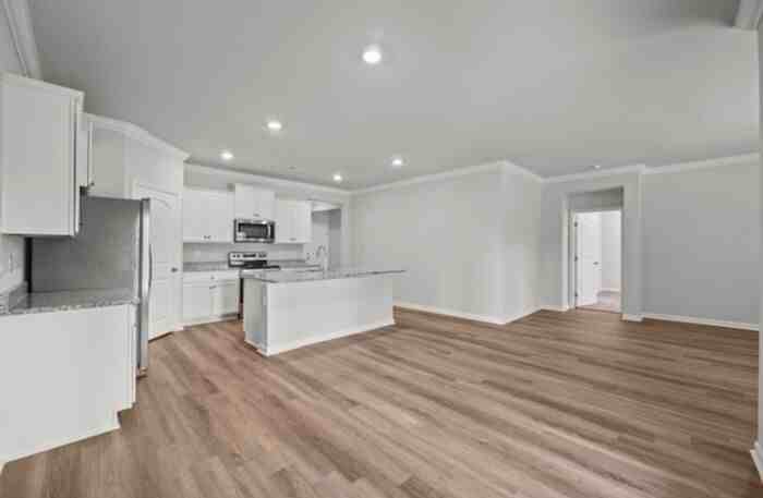 14335 Lannister Ln - Photo 5 of 33