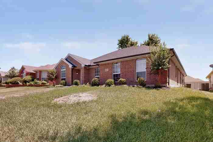 9881 Cambridge Dr - Photo 5 of 47