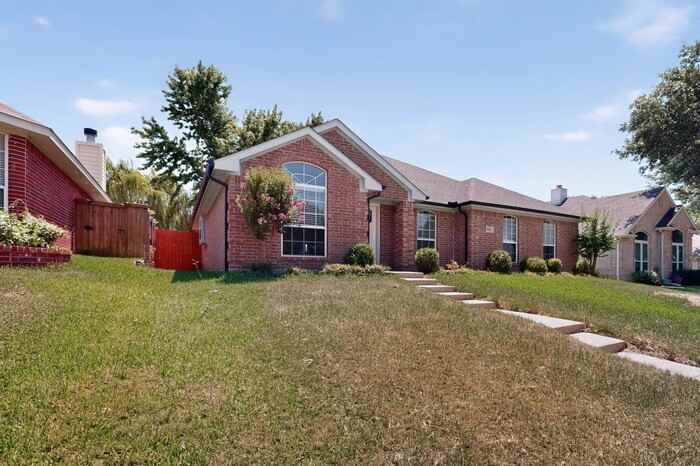 9881 Cambridge Dr - Photo 6 of 47