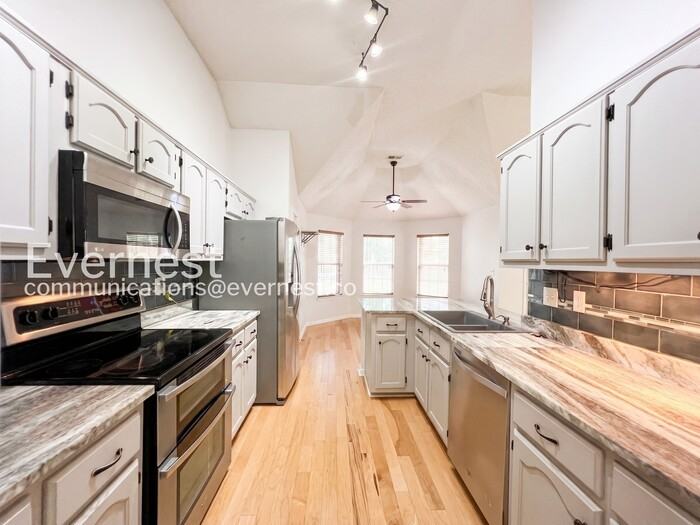 11648 Leewood Dr - Photo 5 of 24