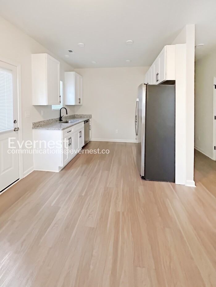 1109 Goldsboro Ave - Photo 4 of 13