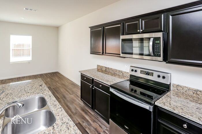 766 Oakhurst Dr - Photo 4 of 37