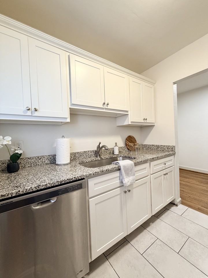4633 Jamieson Ave #1S - Photo 6 of 11