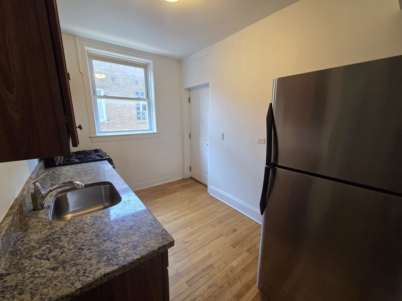 1627 W Farwell Ave #2N - Photo 4 of 9