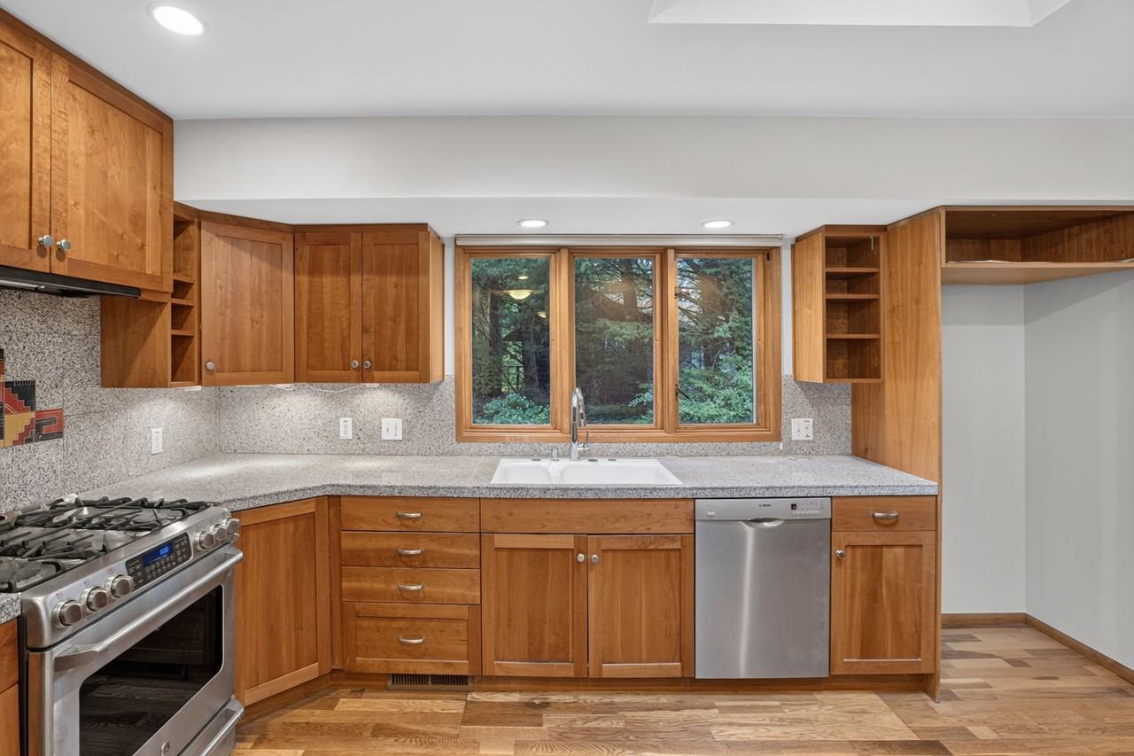 910 York Rd #NA - Photo 7 of 21