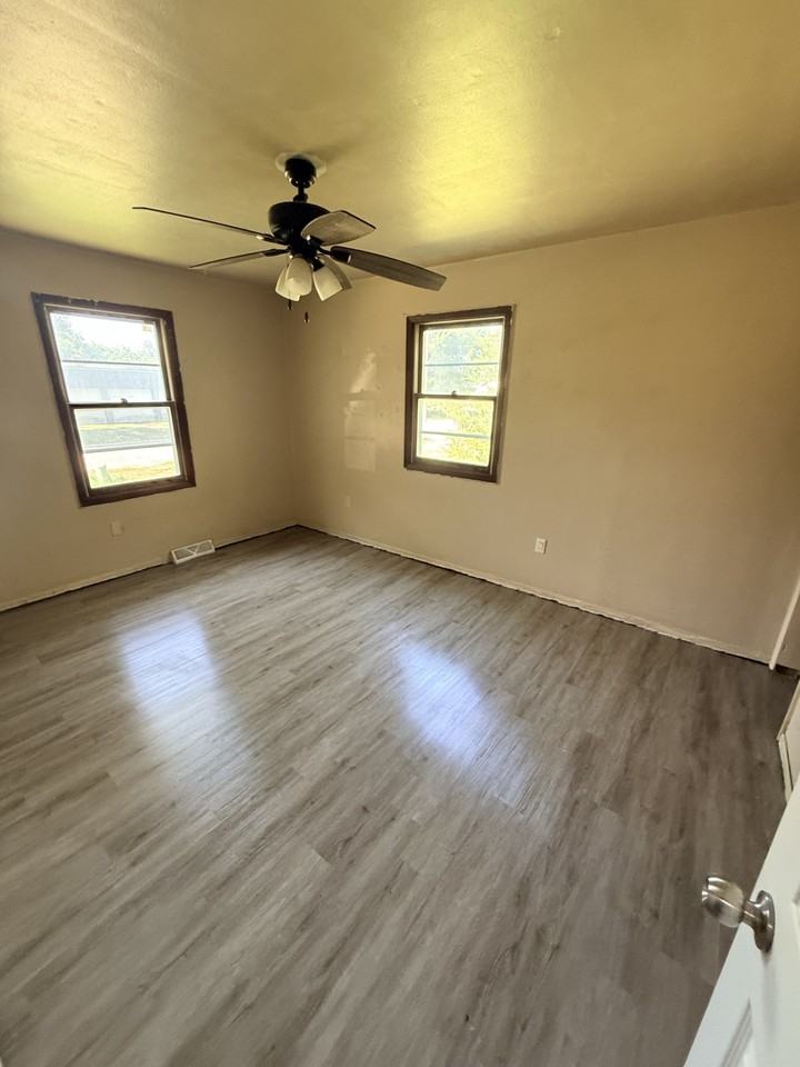 909 1st St Sw #NA - Photo 5 of 7