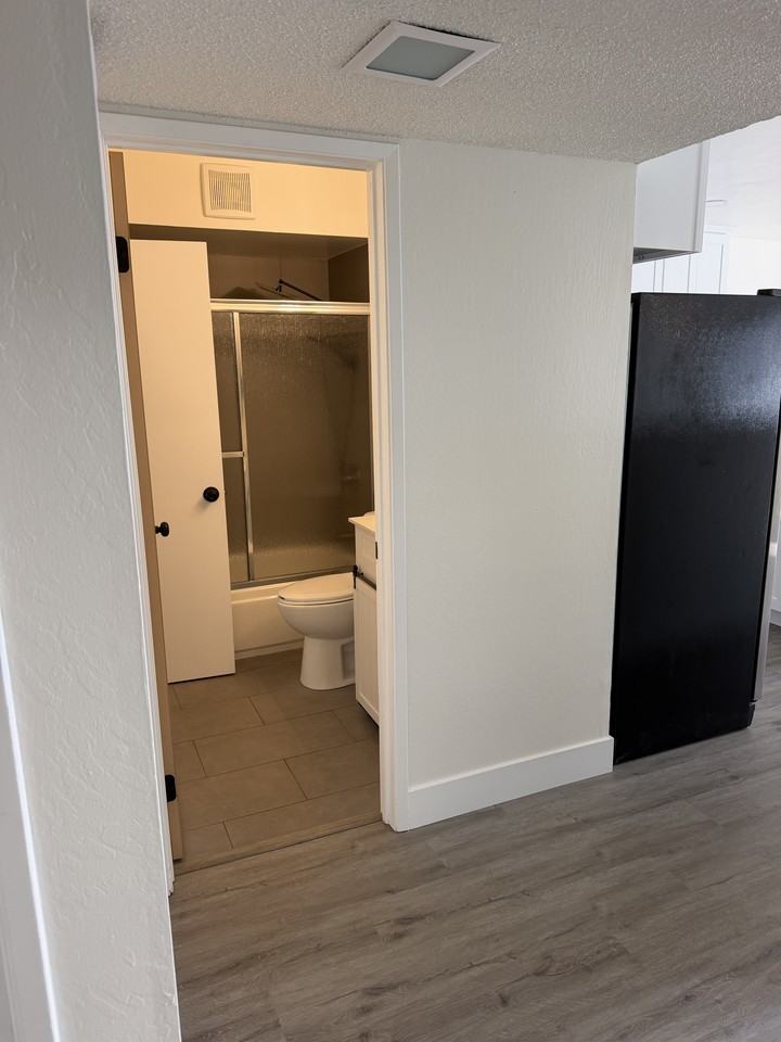 5128 Greenberry Dr - Photo 5 of 16