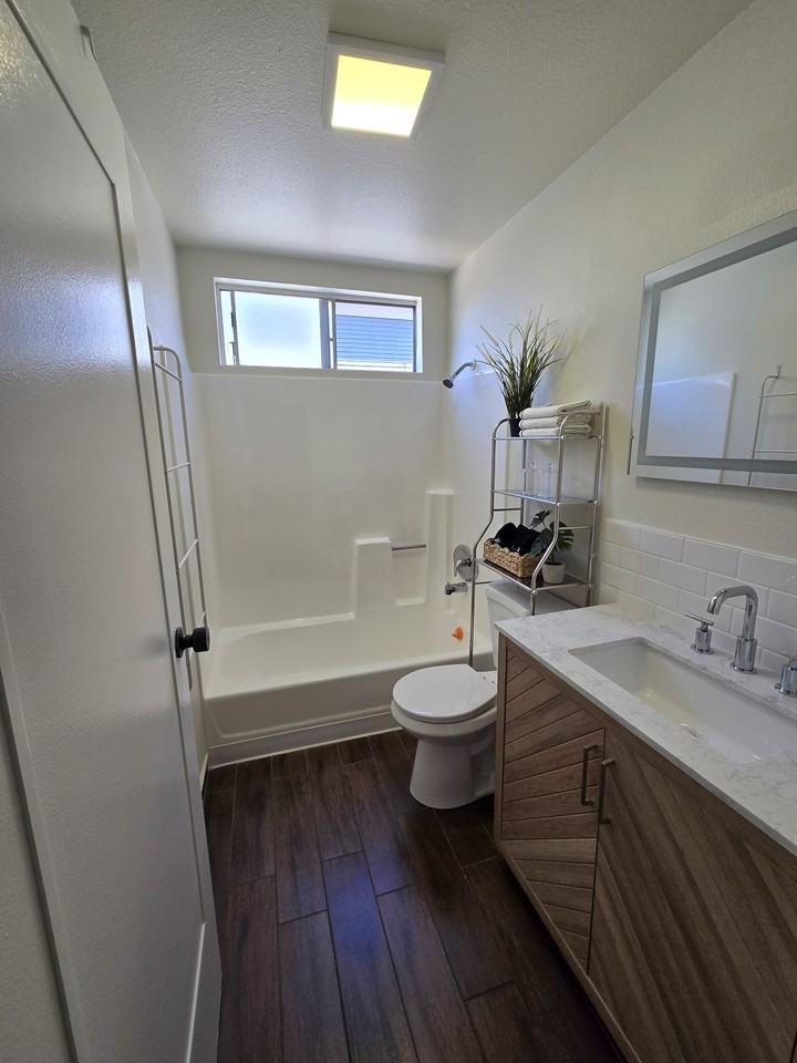 1237 W 22nd St #A - Photo 3 of 12