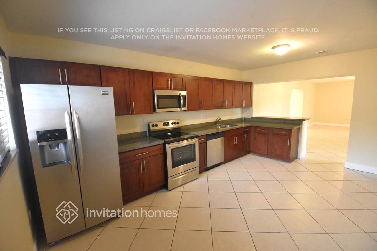 623 W 63rd Dr - Photo 4 of 12