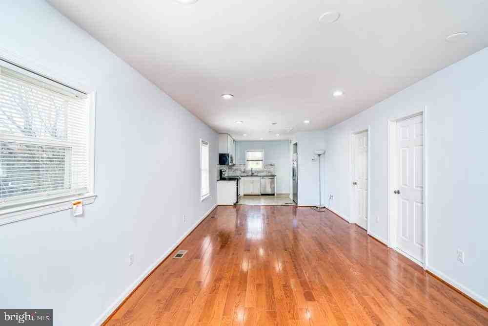 609 49th Pl Ne - Photo 4 of 30