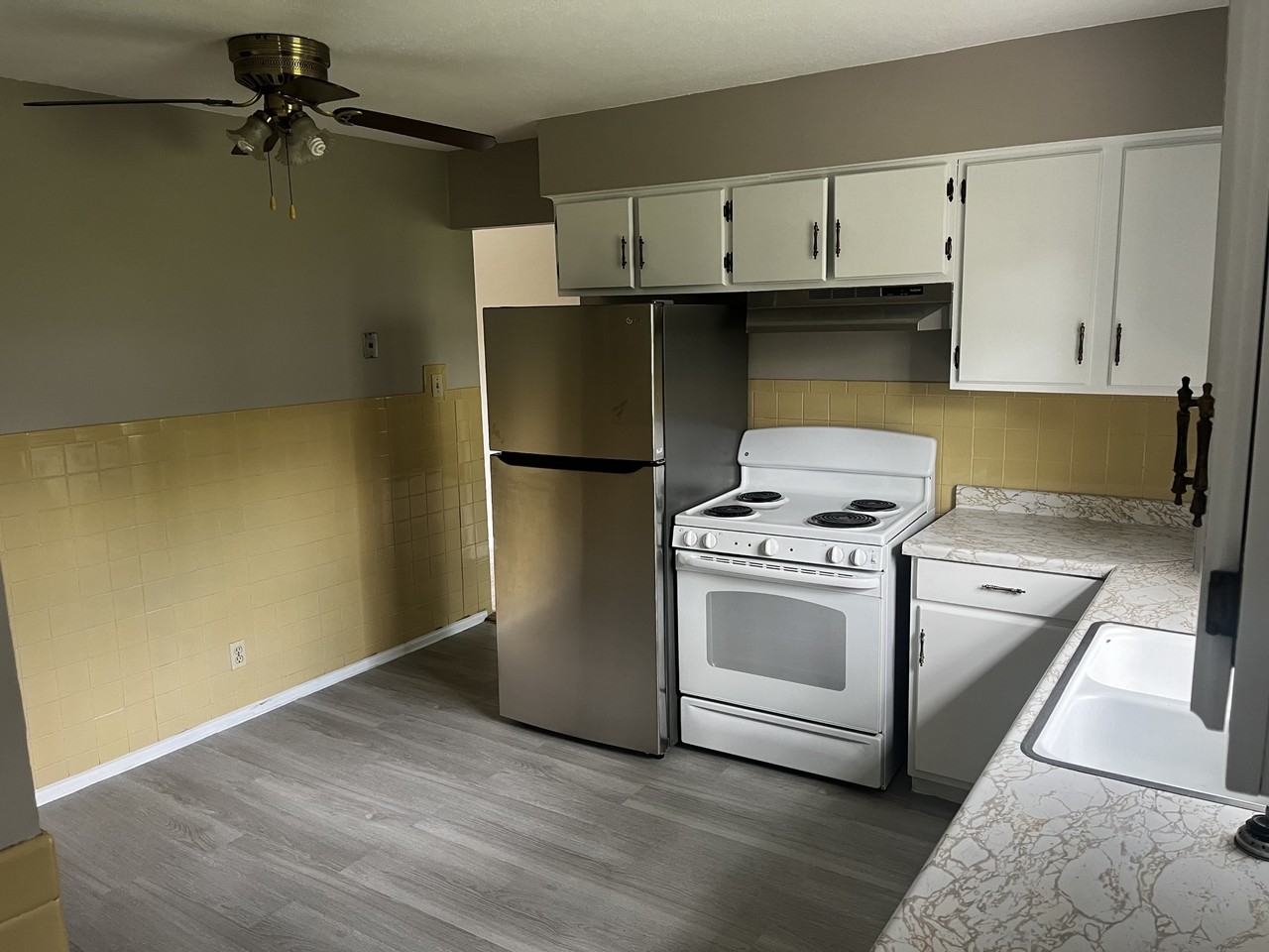 521 Elizabeth St - Photo 4 of 10