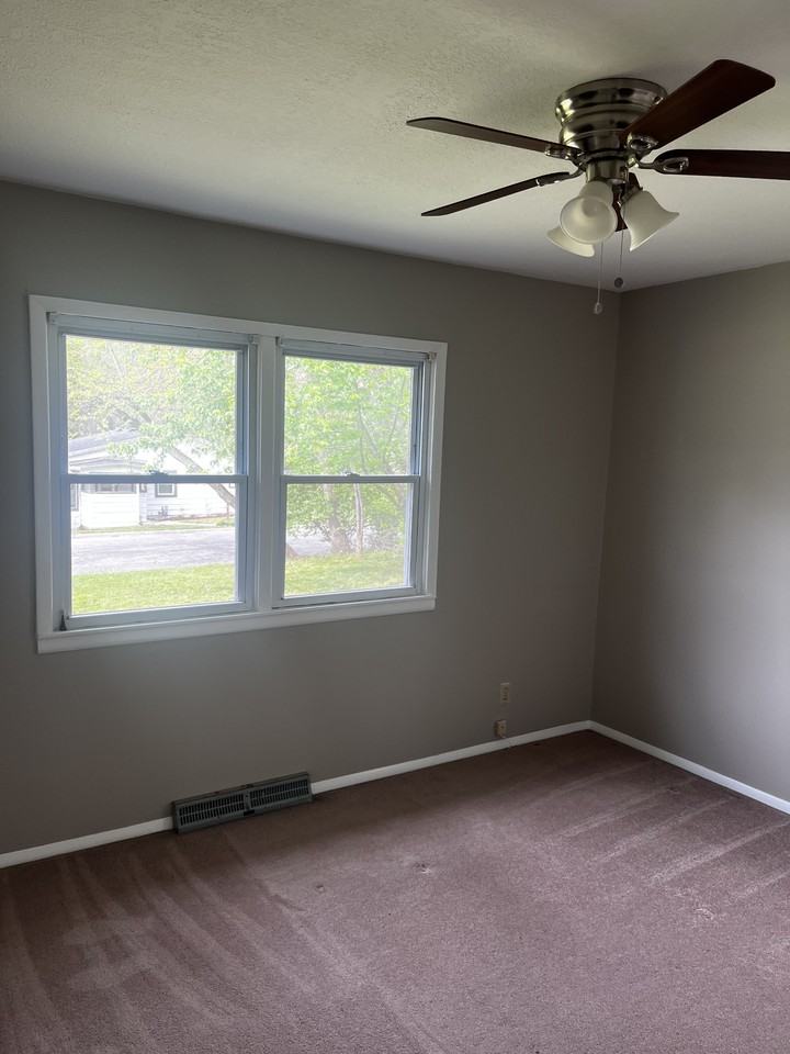 521 Elizabeth St - Photo 5 of 10
