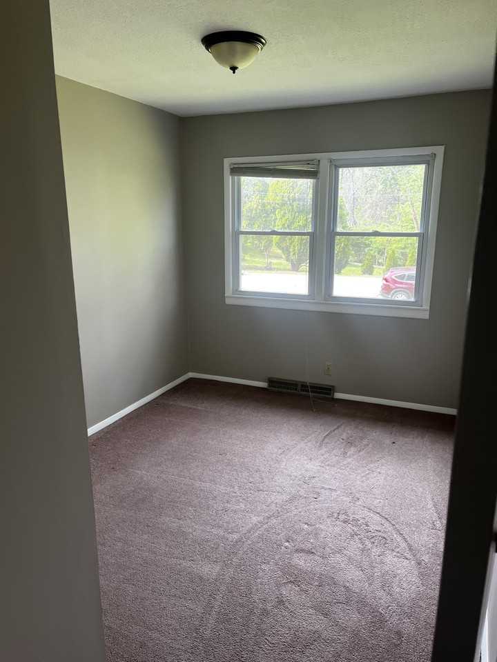 521 Elizabeth St - Photo 6 of 10