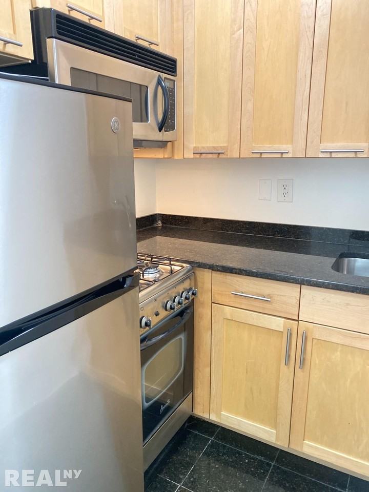 E 36th St #6G - Photo 3 of 9