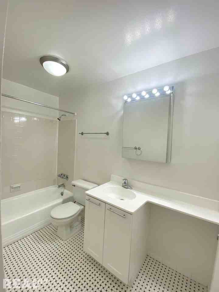 E 36th St #6G - Photo 4 of 9