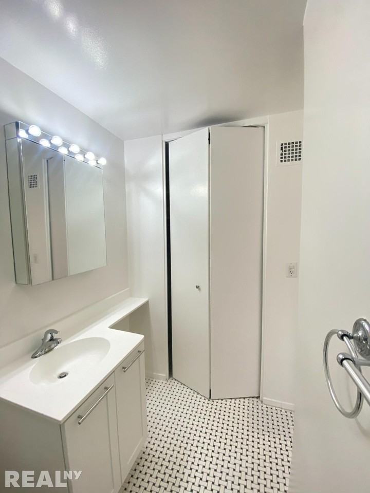 E 36th St #6G - Photo 5 of 9