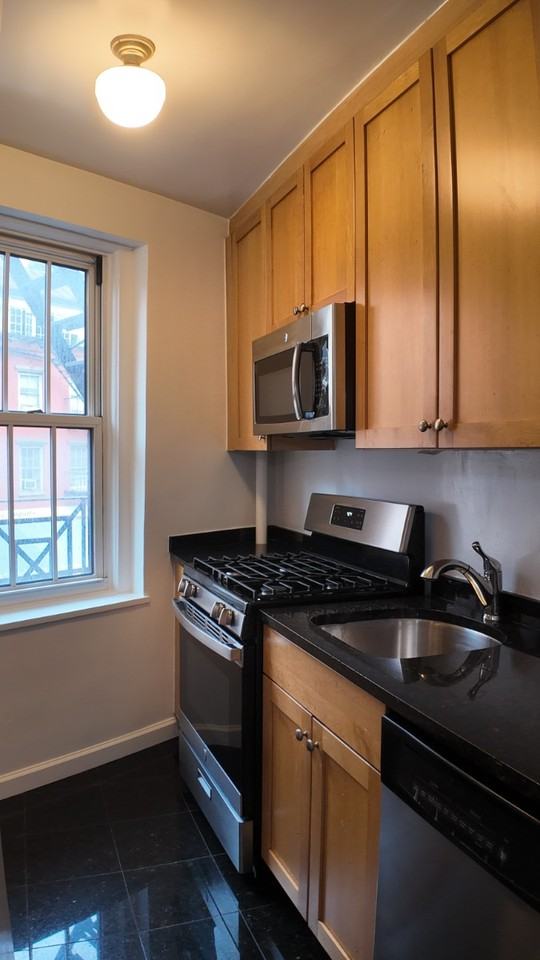 Jane St #3F - Photo 2 of 3