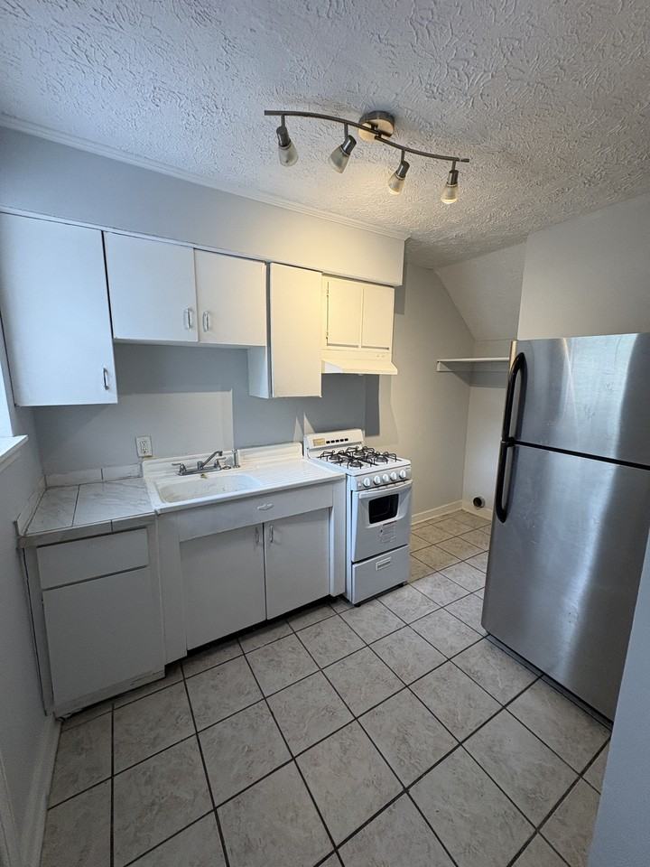 517 N Florida St #D - Photo 3 of 7