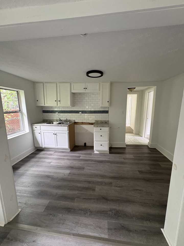 1134 Oak St - Photo 2 of 9