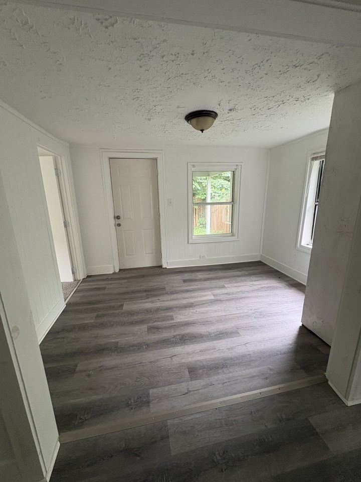 1134 Oak St - Photo 3 of 9