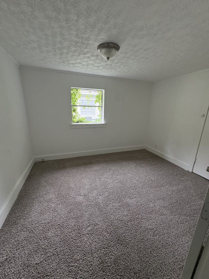 1134 Oak St - Photo 5 of 9