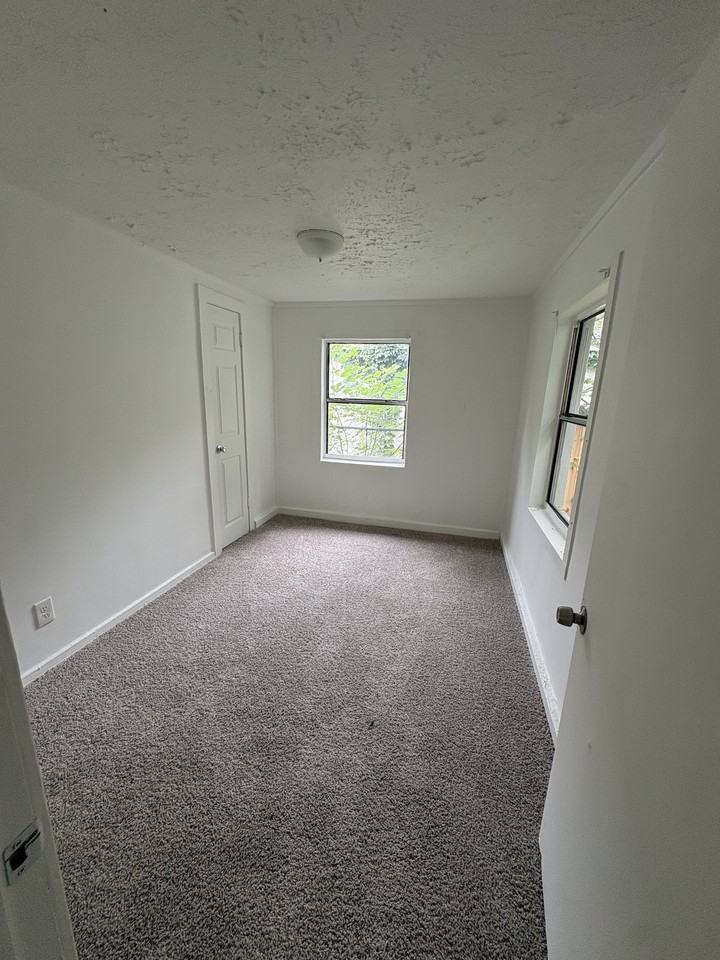 1134 Oak St - Photo 7 of 9