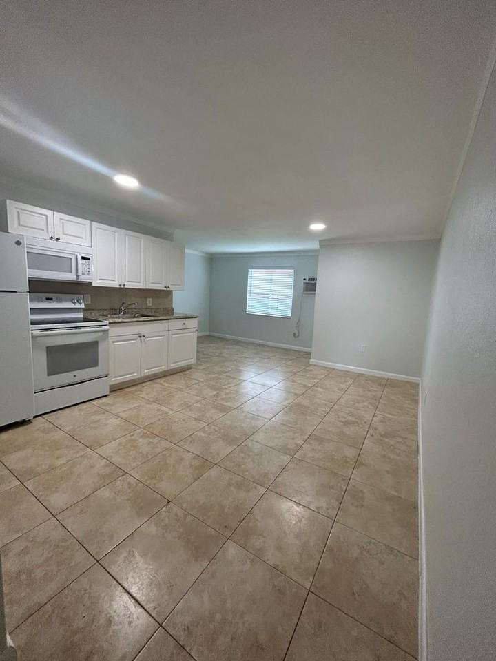 1119 Nw 6th Ave #4 - Photo 3 of 12