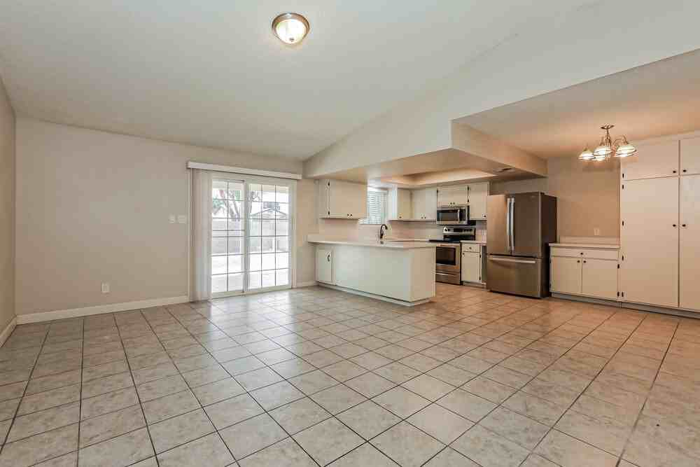 2915 E Dolphin Ave - Photo 3 of 16