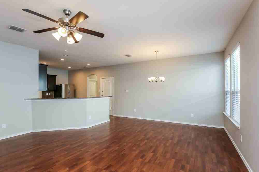 10965 Colonial Heights Ln - Photo 4 of 17