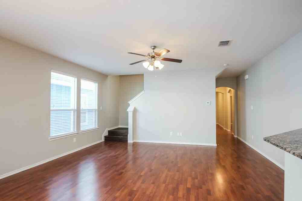 10965 Colonial Heights Ln - Photo 5 of 17