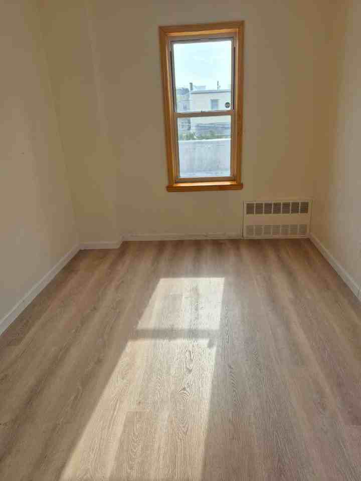 1933 W Ninth St - Photo 2 of 5