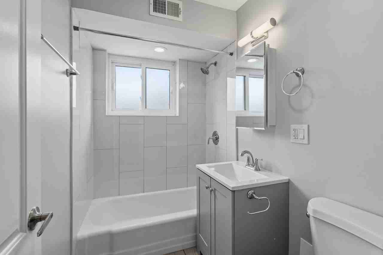 The 2333 Lunt - Photo 4 of 26