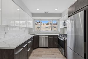 featured image of 2333 W Lunt Ave