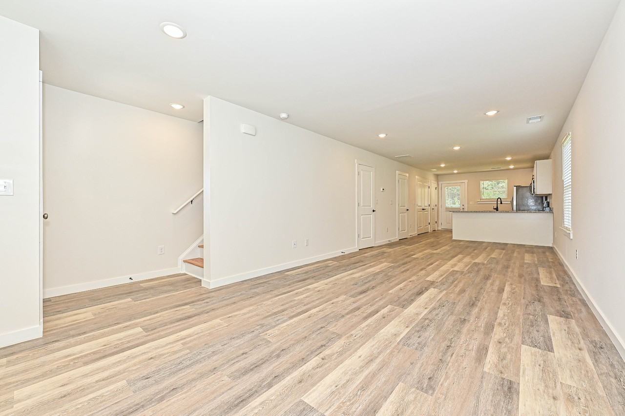 504 12th Ave Ne #1 - Photo 4 of 23