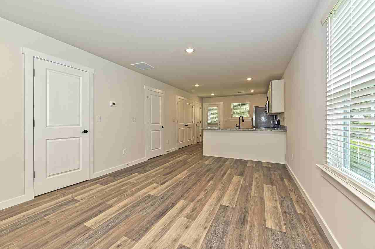 504 12th Ave Ne #1 - Photo 5 of 23