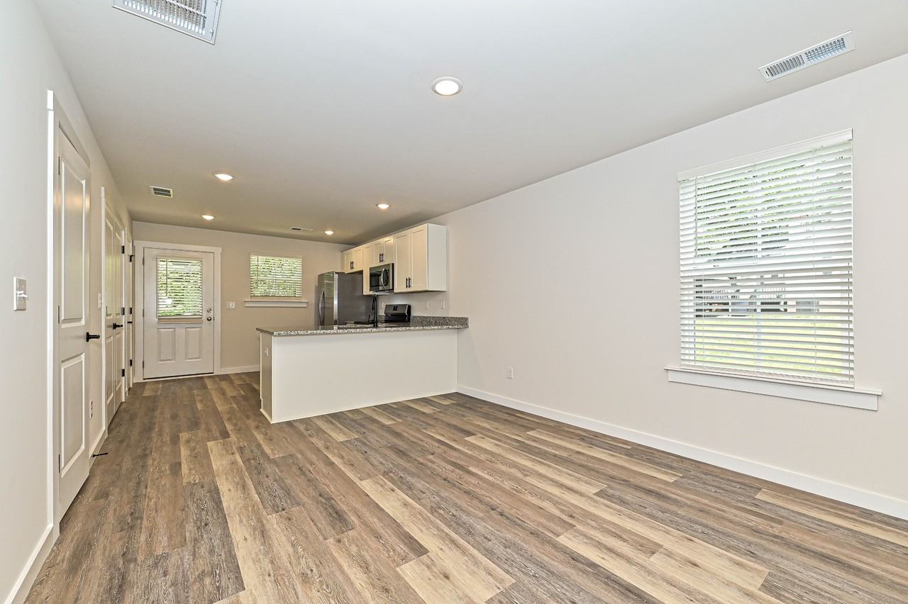 504 12th Ave Ne #1 - Photo 6 of 23