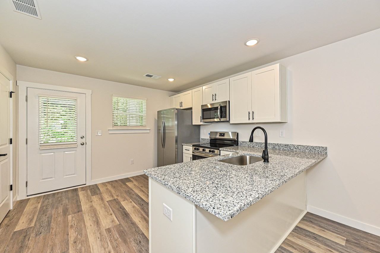 504 12th Ave Ne #1 - Photo 7 of 23
