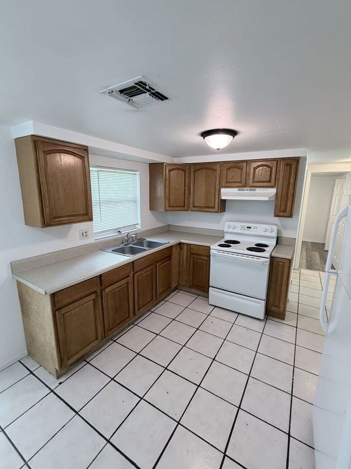 21377 Campbell Dr - Photo 5 of 17