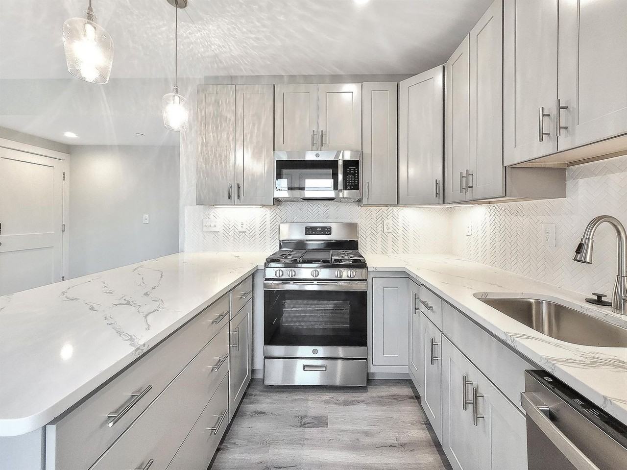 3-86 3-86 aFayston St #4 - Photo 2 of 12