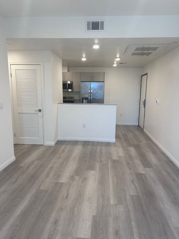 13724 Victory Blvd. - Photo 5 of 37