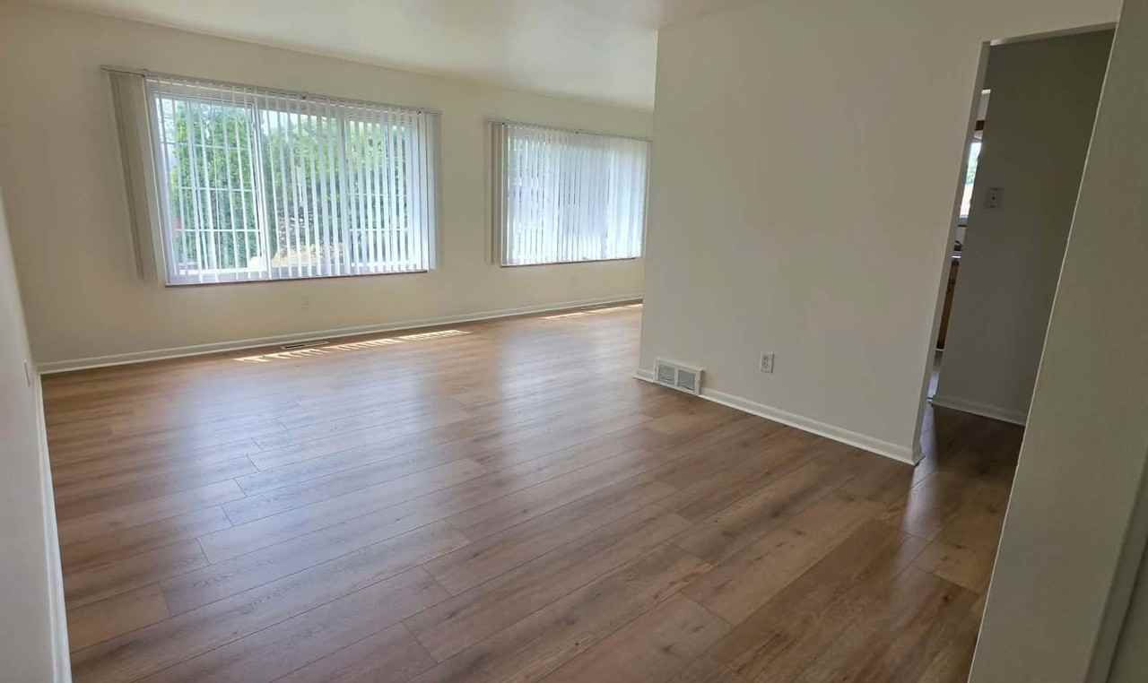 726 E Main St - Photo 2 of 11