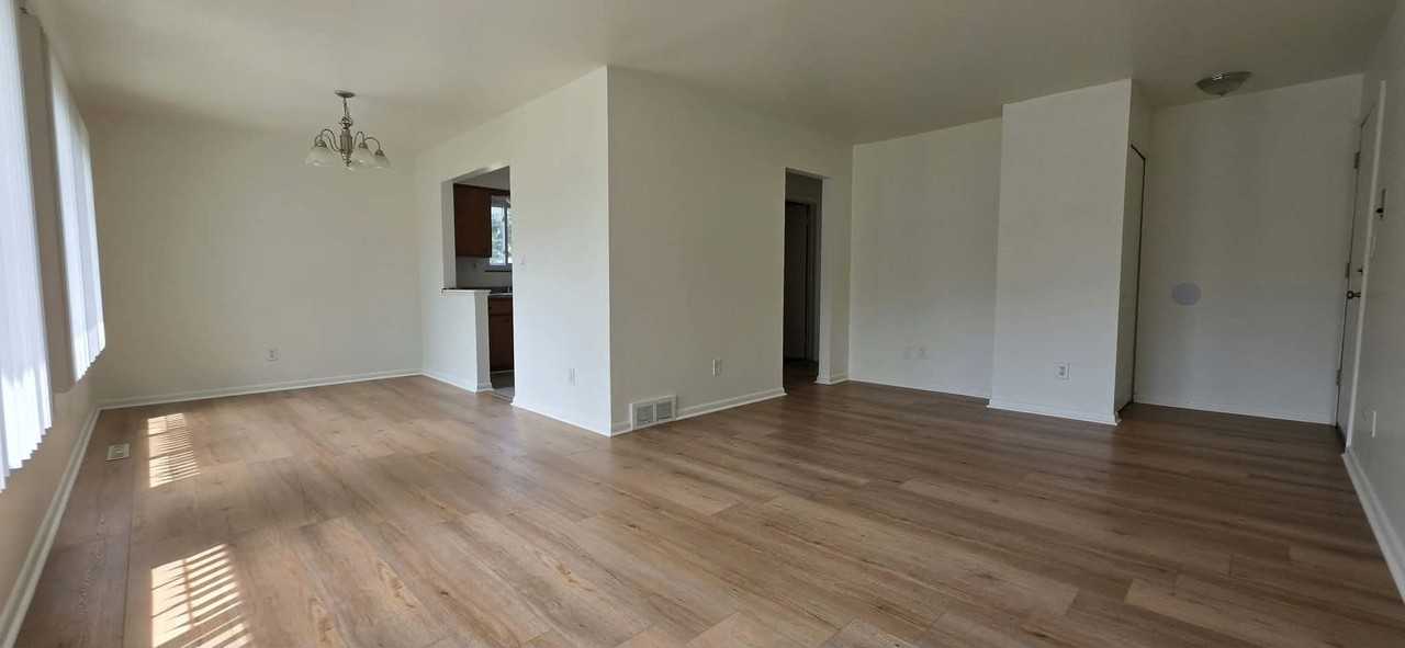 726 E Main St - Photo 3 of 11